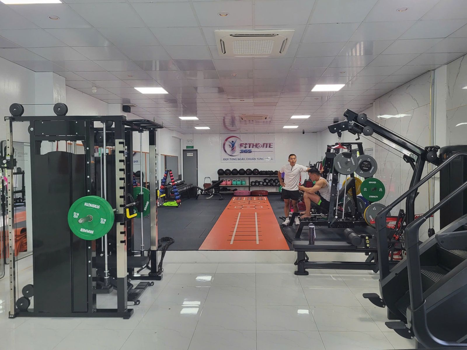 Modun triển khai phần mềm quản lý gym Modun, Máy chấm công Face Id, cổng tripod 3 chấu kiểm soát ra vào, và app hội viên, cho phòng tập Fithome365 tại Bình Phước.