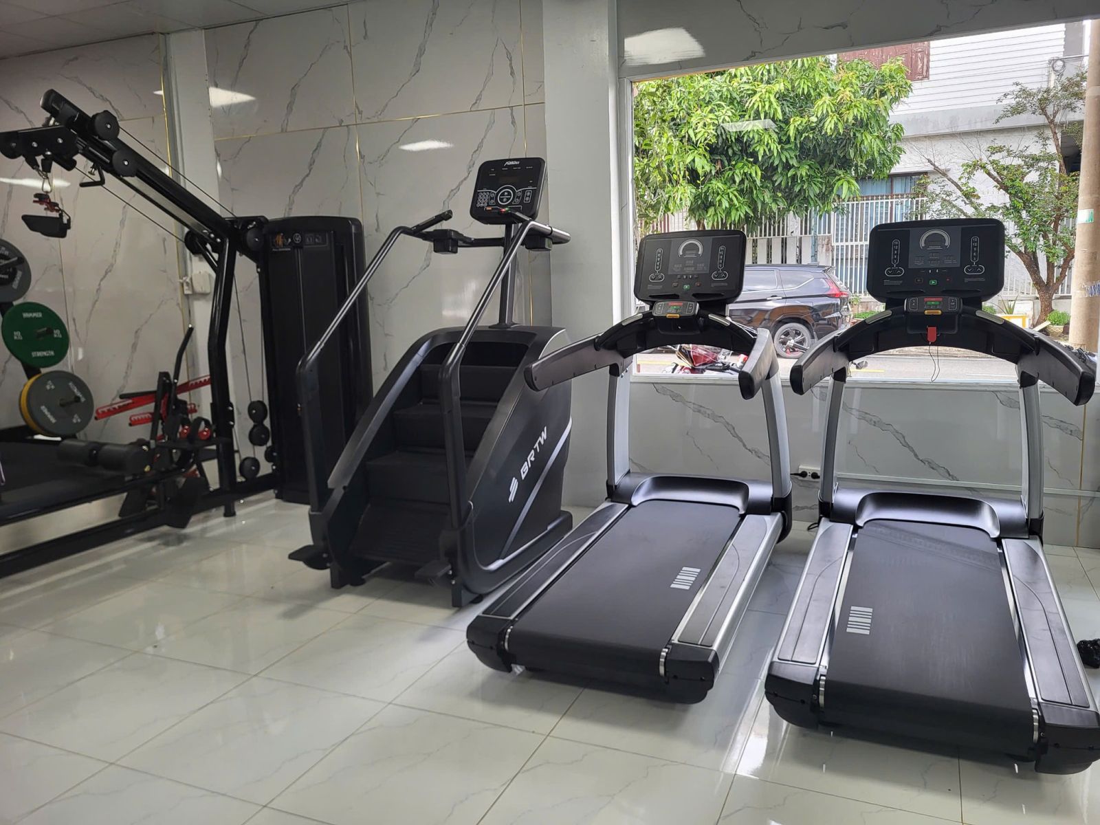 Modun triển khai phần mềm quản lý gym Modun, Máy chấm công Face Id, cổng tripod 3 chấu kiểm soát ra vào, và app hội viên, cho phòng tập Fithome365 tại Bình Phước.