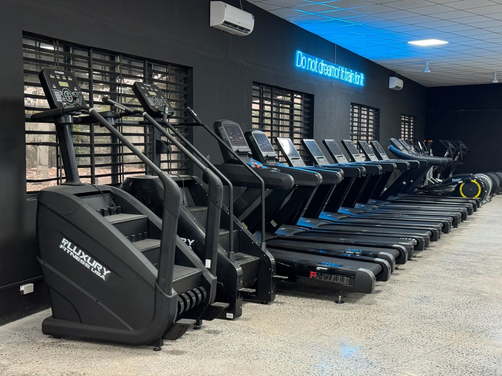 Modun triển khai phần mềm quản lý gym ModunGym, Máy chấm công checkin Face Id, cổng tripod 3 chấu kiểm soát ra vào, và app hội viên, cho chi nhánh 6 phòng tập MegaGym tại Tân Thới Nhất, Quận 12, TP.Hồ Chí Minh.