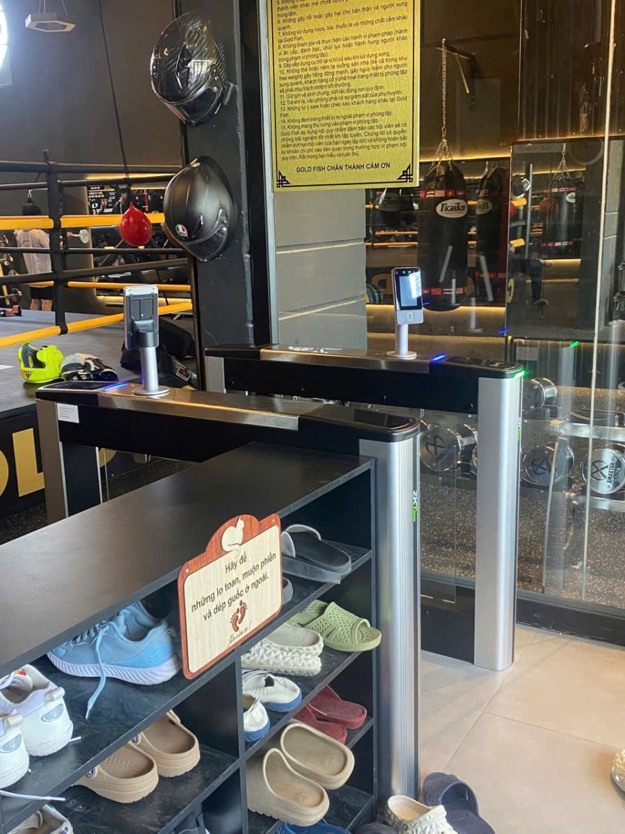 GOLD FISH phòng tập tọa lạc tại Bến Tre, vừa chính thức triển khai phần mềm quản lý gym ModunGym kết hợp máy chấm công Face ID, và cổng flap kiểm soát ra vào và app hội viên