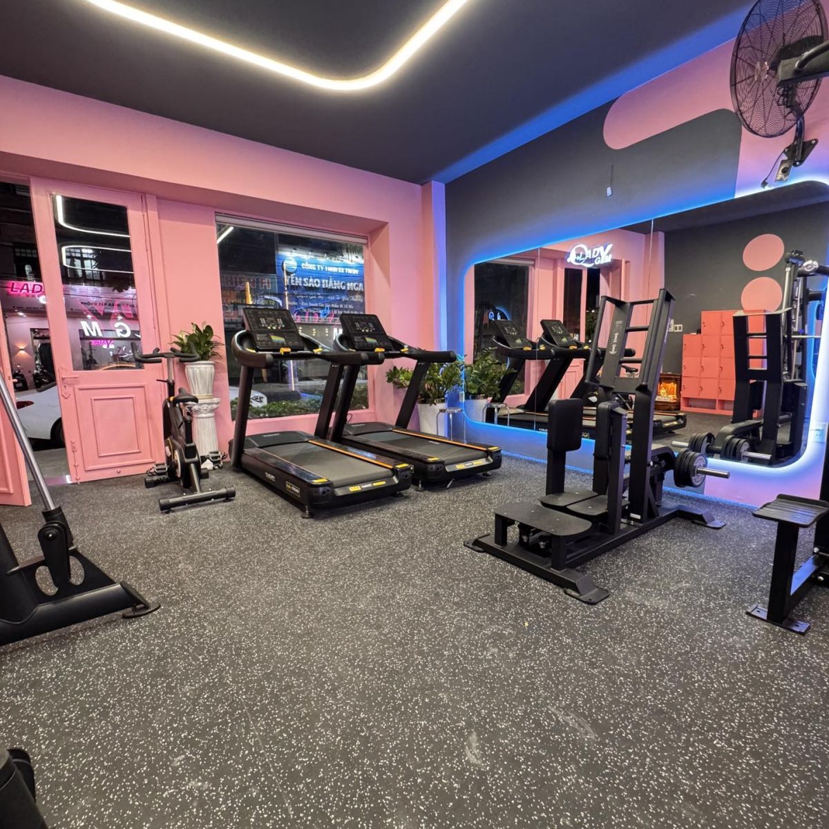 QLADY GYM phòng tập tọa lạc tại Tp.Thủ Dầu Một, tỉnh Bình Dương, vừa chính thức triển khai phần mềm quản lý gym ModunGym kết hợp máy chấm công Face ID kiểm soát ra vào và app hội viên
