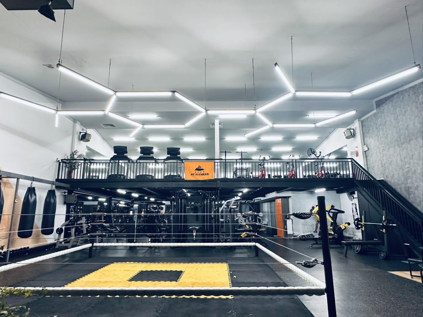 AT FITNESS phòng tập tọa lạc tại Đồng Nai, vừa chính thức triển khai phần mềm quản lý phòng gym ModunGym kết hợp máy chấm công Face ID và app hội viên