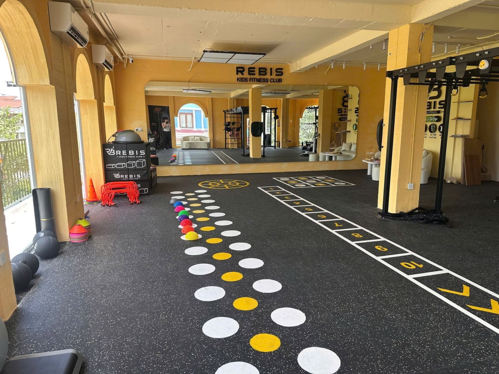 Rebis Kid Fitness Nha Trang: Gym Trẻ Em Công Nghệ Modun & Face ID